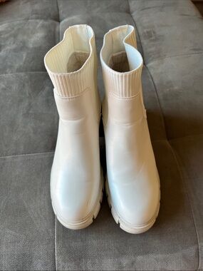 Women’s Cream Chunky Ribbed Chelsea Booties Size 6
